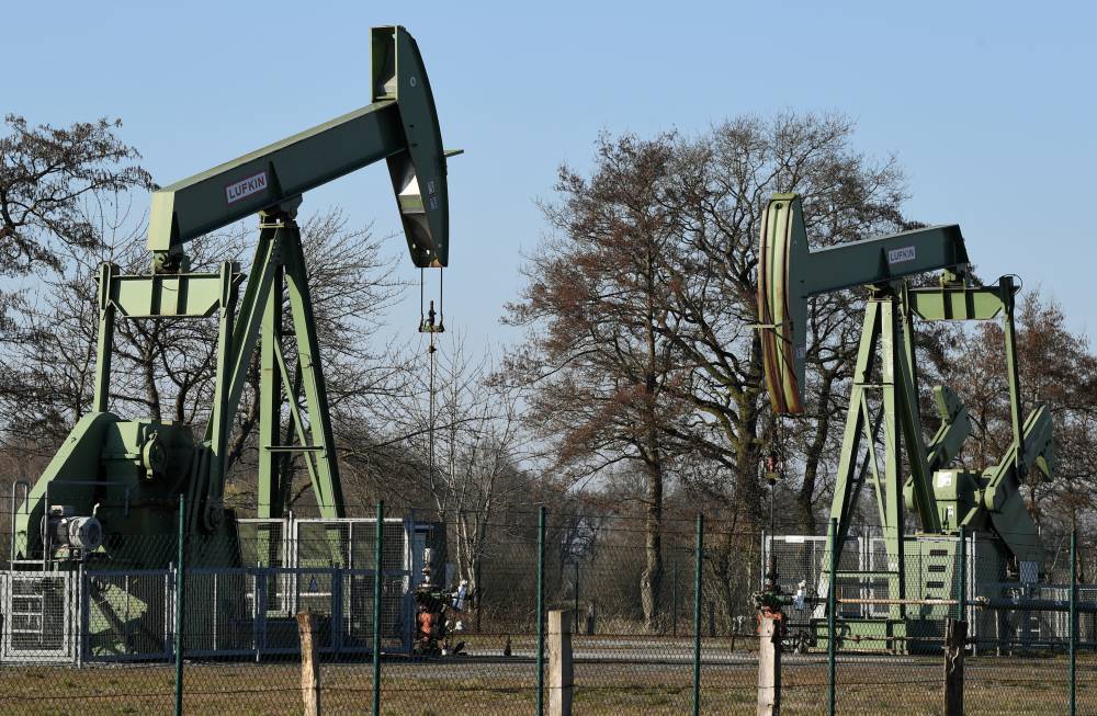 Oil closes high amid mixed economic news and conflicts of signatures on customs duties
