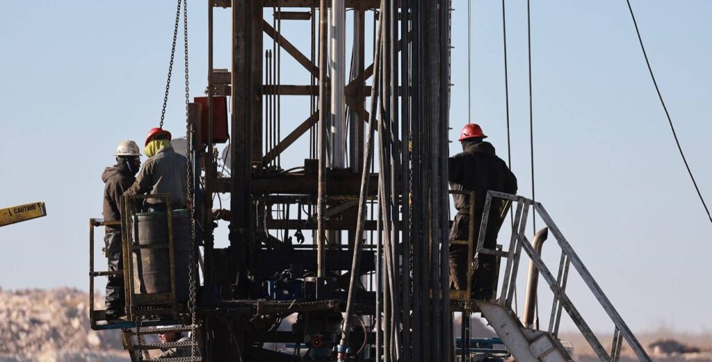 Oil prices are heading towards a weekly loss, amid the chaos of customs duties