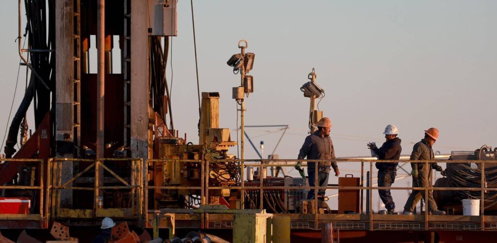 Oil prices are declining at the end of a volatile week and Brent below $ 62 a barrel