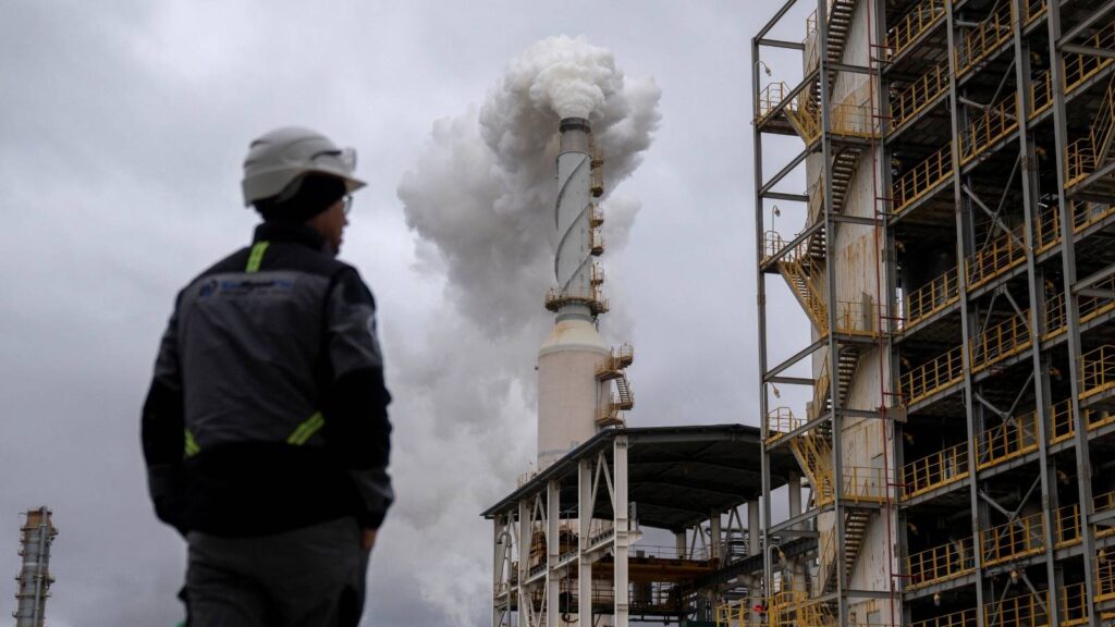 The stability of oil prices with the anticipation of the results of the American and Iran talks and China data