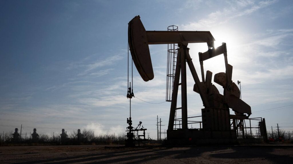 Oil prices stabilize amid the market focus on political talks between 4 countries