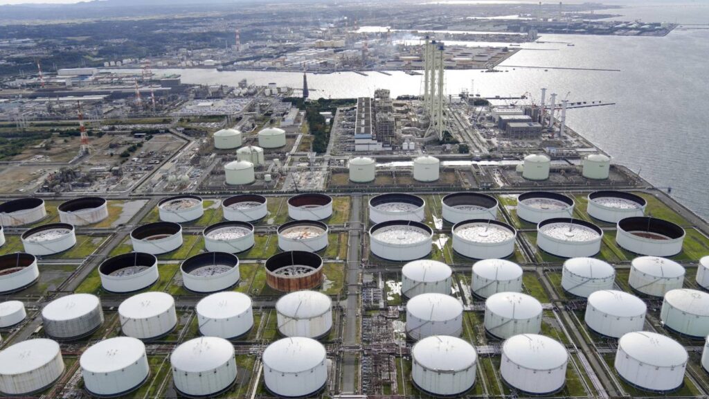 Oil prices settled with a focus on trade talks and “OPEC+” meetings