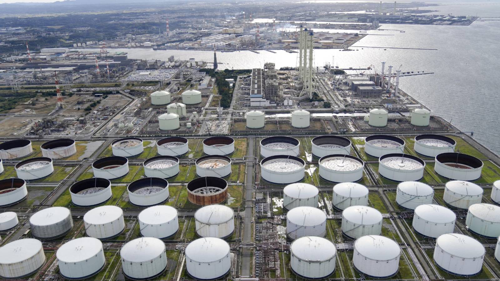 Oil prices settled with a focus on trade talks and “OPEC+” meetings