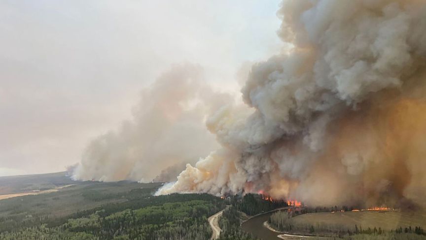Forest fires approach Canadian oil wells amid a severe free wave