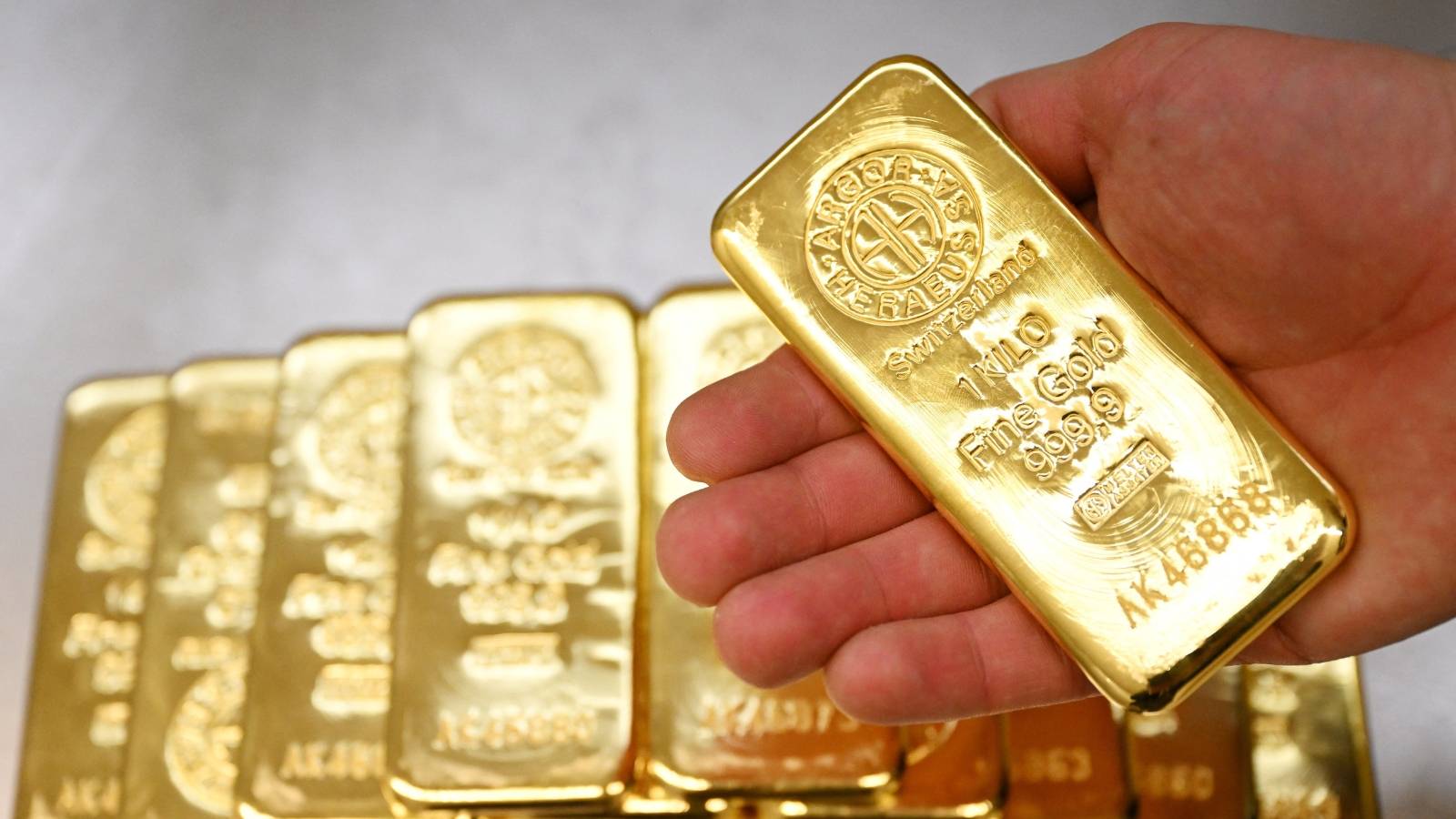 Gold climbs 0.3% with investors’ demand for purchase and anticipation of American data